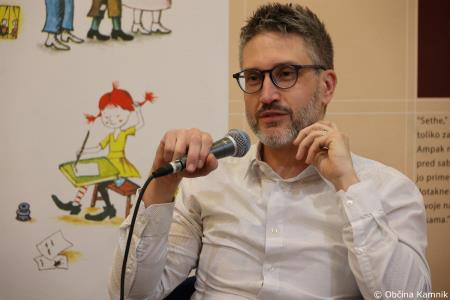 Kamničan Samo Trtnik predstavil svoj prvenec z naslovom Nepovezani (6)